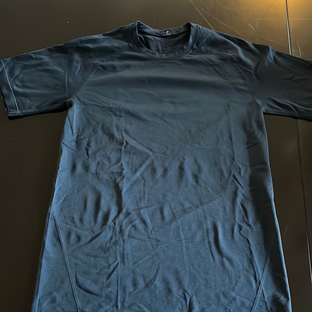 Euc mens lululemon metal vent short sleeve size xs naval blue